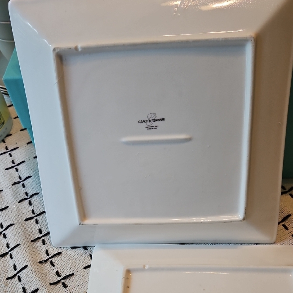 Set of Large White Square Plates with Gold Reindeer Design - Picture 12 of 15